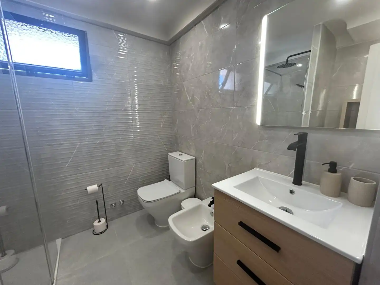 Baño de Piso de alquiler en Estepona con Aire acondicionado, Terraza y Amueblado