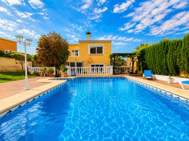 Detached house with balcony for sale in Escandinavia - Cautivador