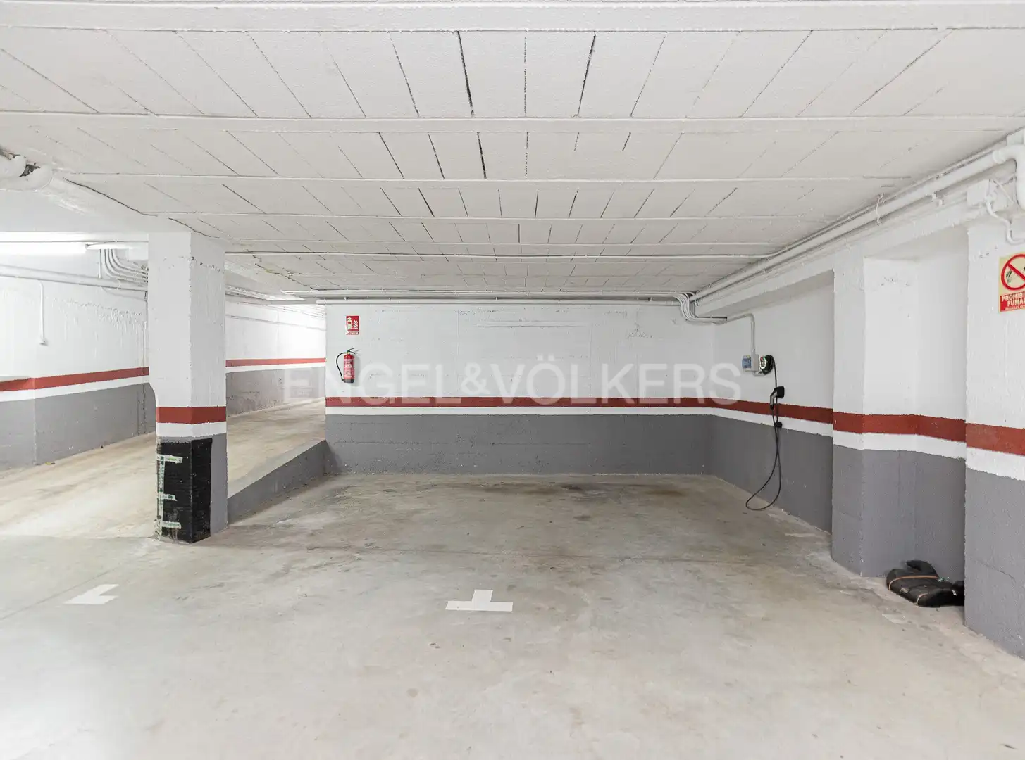 Parking de Casa adosada de alquiler en Barcelona con Aire acondicionado, Calefacción y Jardín privado