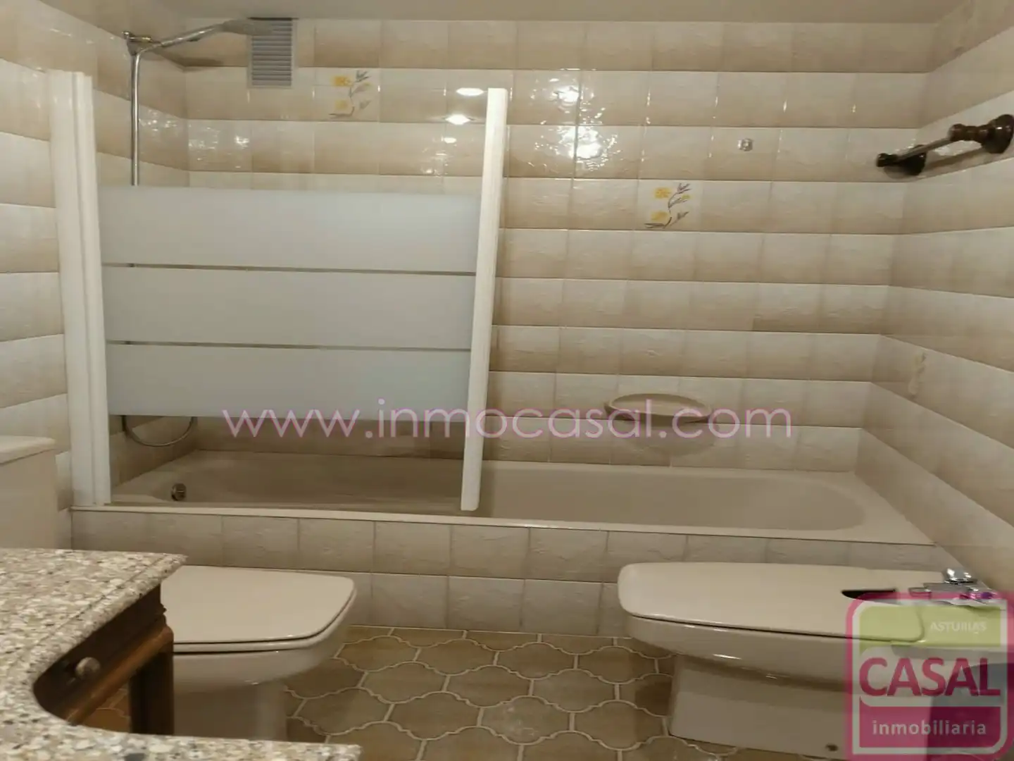 Bathroom of Flat for rent in Oviedo   with Heating, Terrace and Storage room