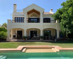 Vista exterior de Casa o xalet de lloguer en Marbella amb Aire condicionat, Jardí privat i Piscina