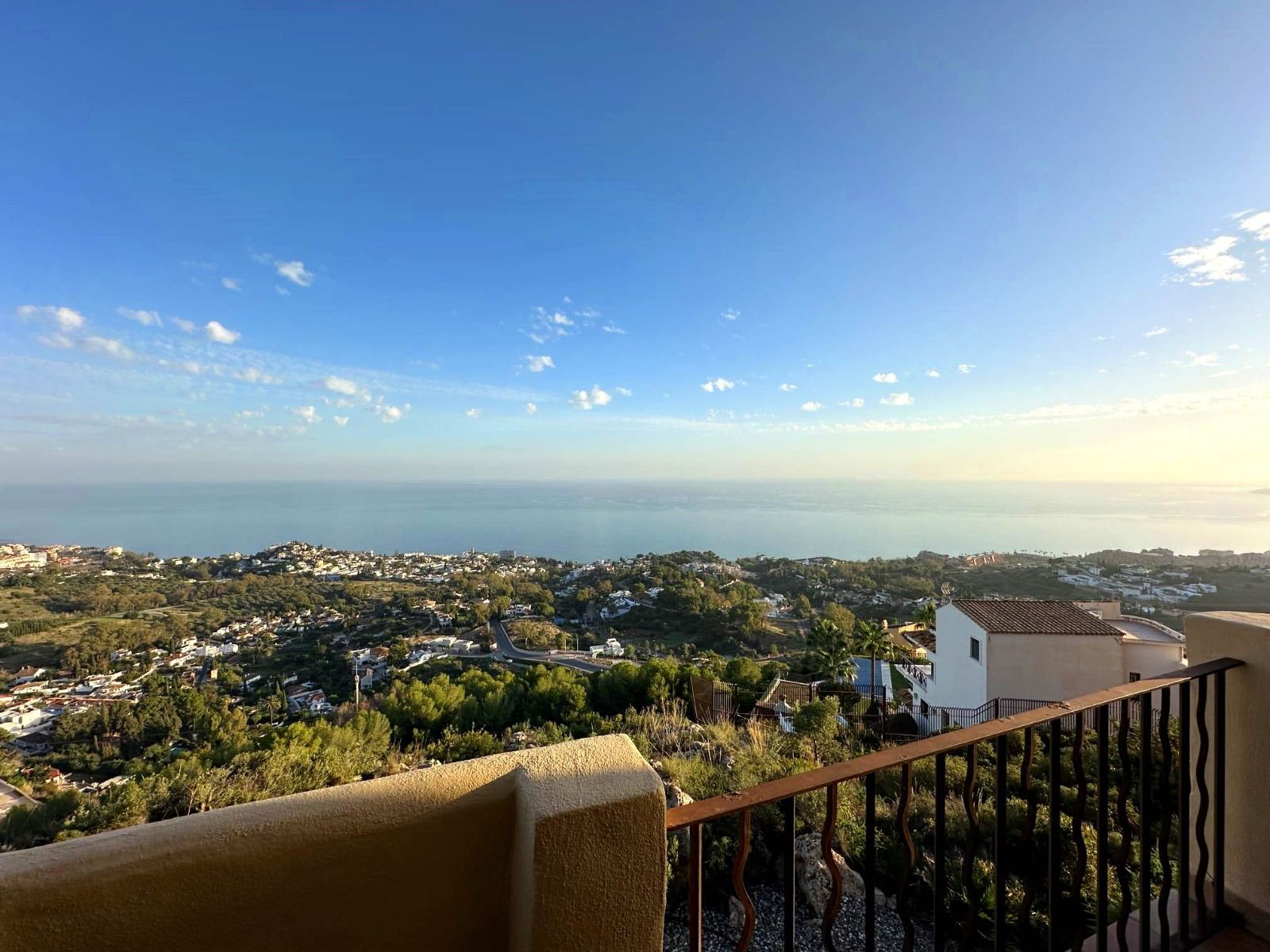 Vista exterior de Piso en venta en Benalmádena con Calefacción, Terraza y Piscina comunitaria