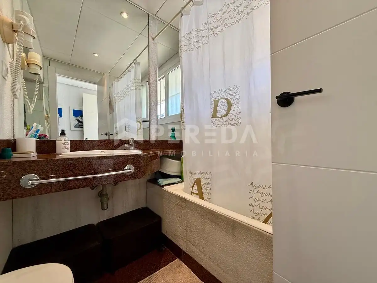 Badezimmer von Erdgeschoss zum Verkauf in Roquetas de Mar mit Privatgarten, Möbliert und Gemeinschaftspool