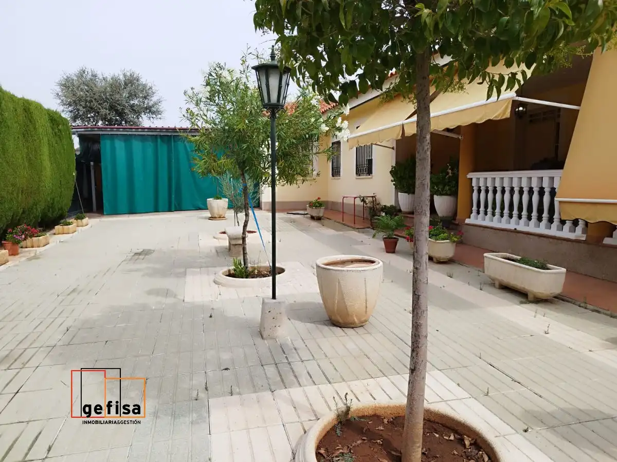 Vista exterior de Casa o chalet en venta en Valdepeñas con Calefacción, Trastero y Piscina