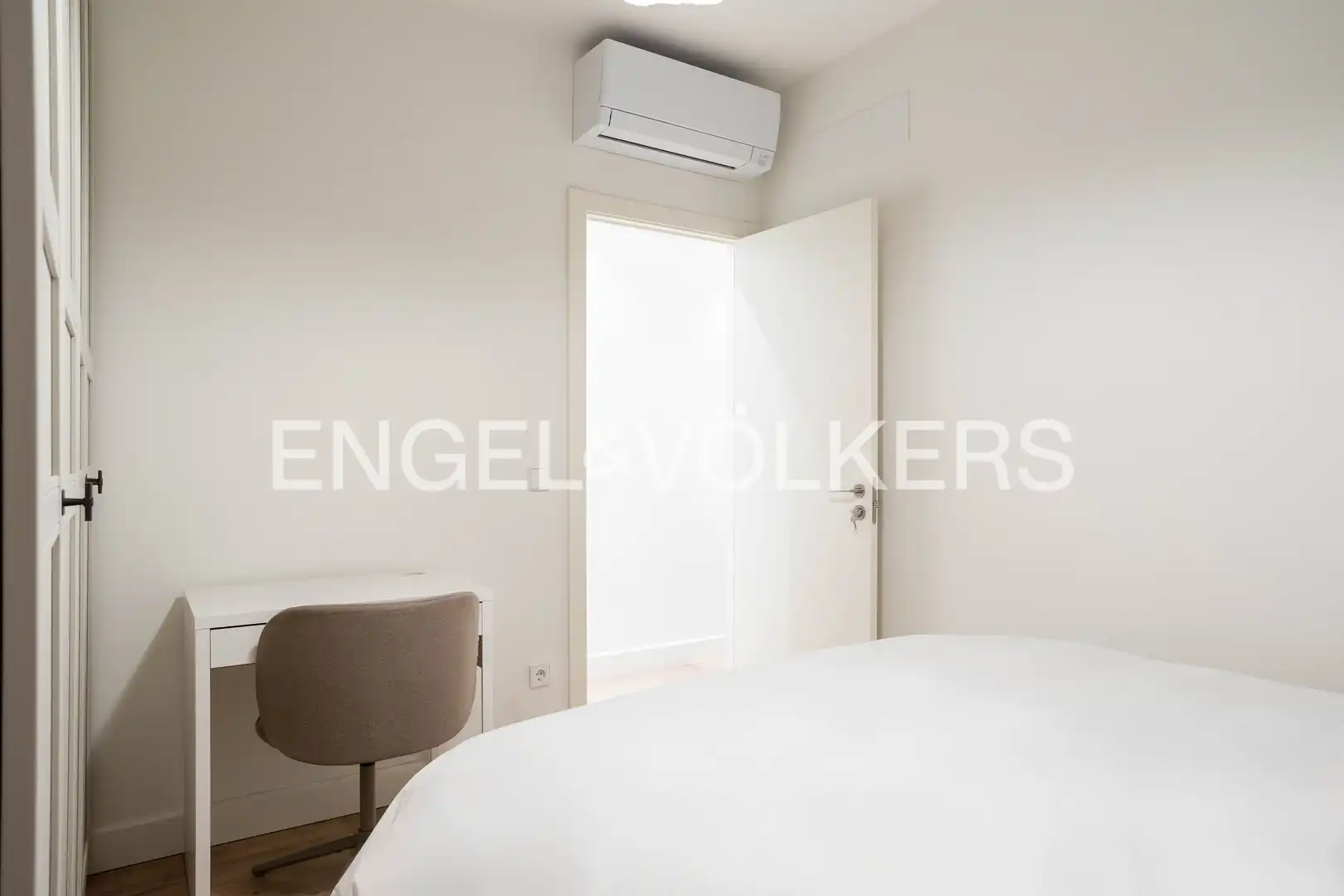 Dormitori de Apartament de lloguer en Madrid amb Aire condicionat i Calefacció