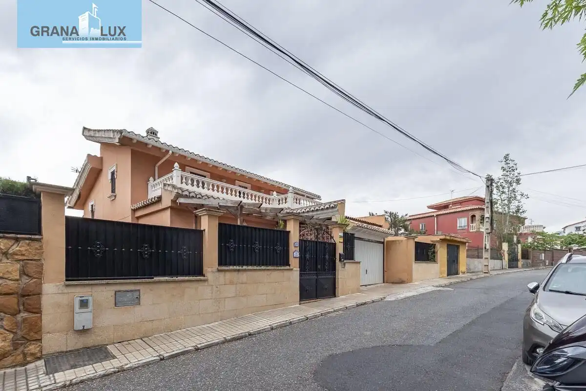Detached house with terrace for sale in Calle del Sauce