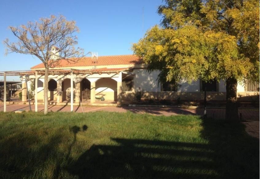 Vista exterior de Casa o xalet en venda en  Albacete Capital amb Jardí privat, Terrassa i Piscina