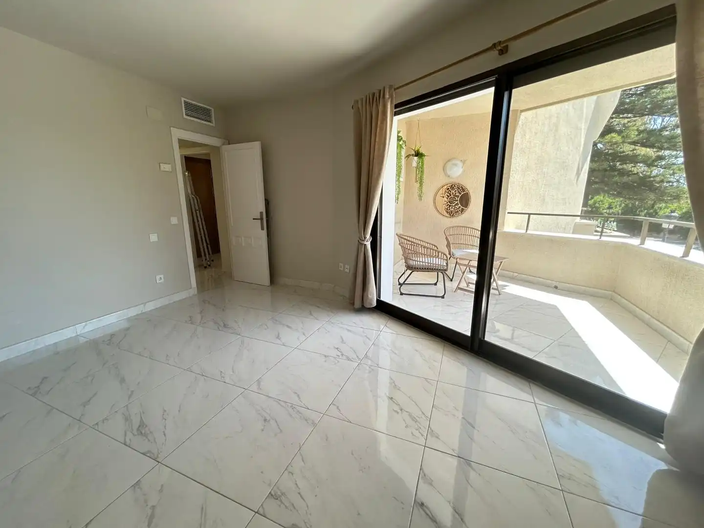 Piso de alquiler en Estepona con Aire acondicionado, Terraza y Amueblado