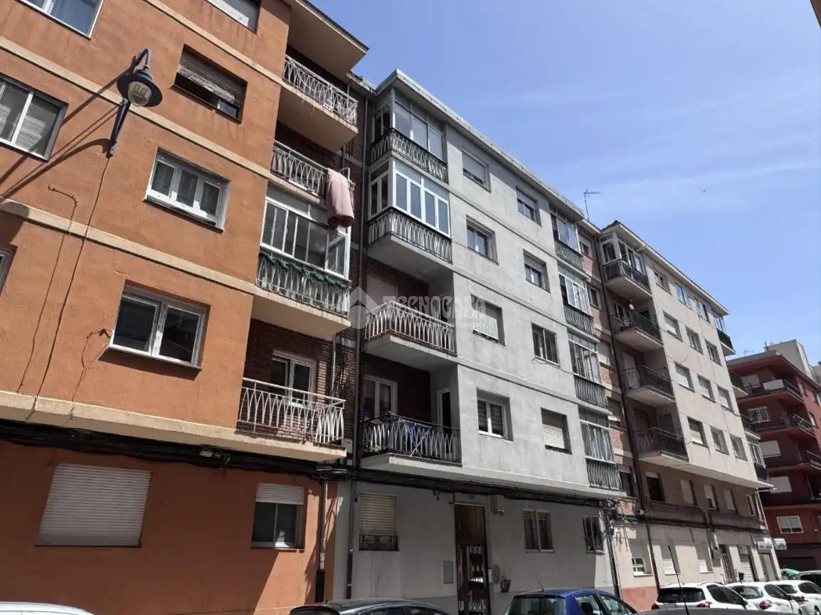 Vista exterior de Piso en venta en León Capital  con Calefacción, Parquet y Trastero