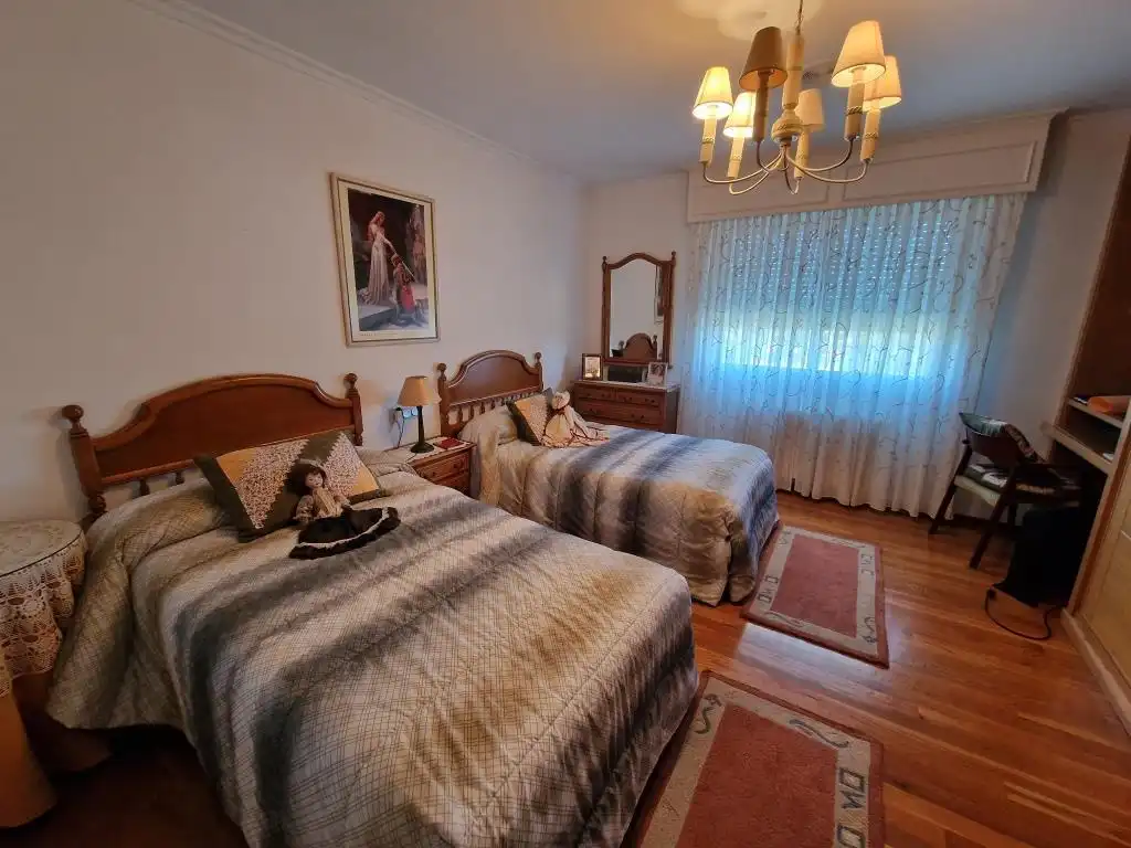 Habitación de Casa o chalet en venta en Ourense Capital  con Calefacción, Jardín privado y Parquet