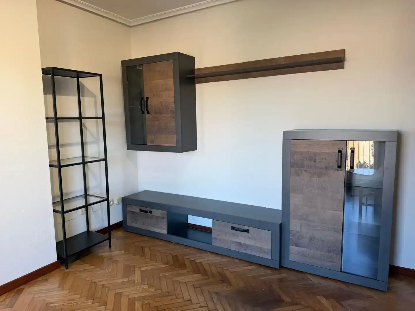 Sala d'estar de Pis de lloguer en Oviedo  amb Parquet, Traster i Moblat
