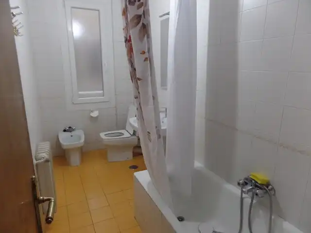 Badezimmer von Wohnung zur Miete in Madrid mit Heizung, Ofen und Waschmaschine