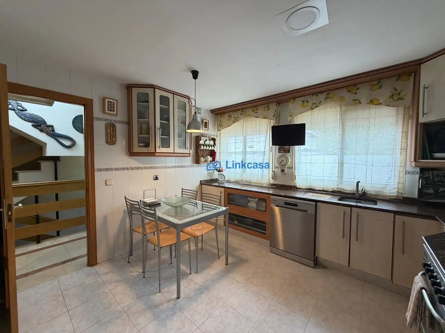 Cocina de Casa adosada en venta en Velilla de San Antonio con Aire acondicionado, Calefacción y Jardín privado