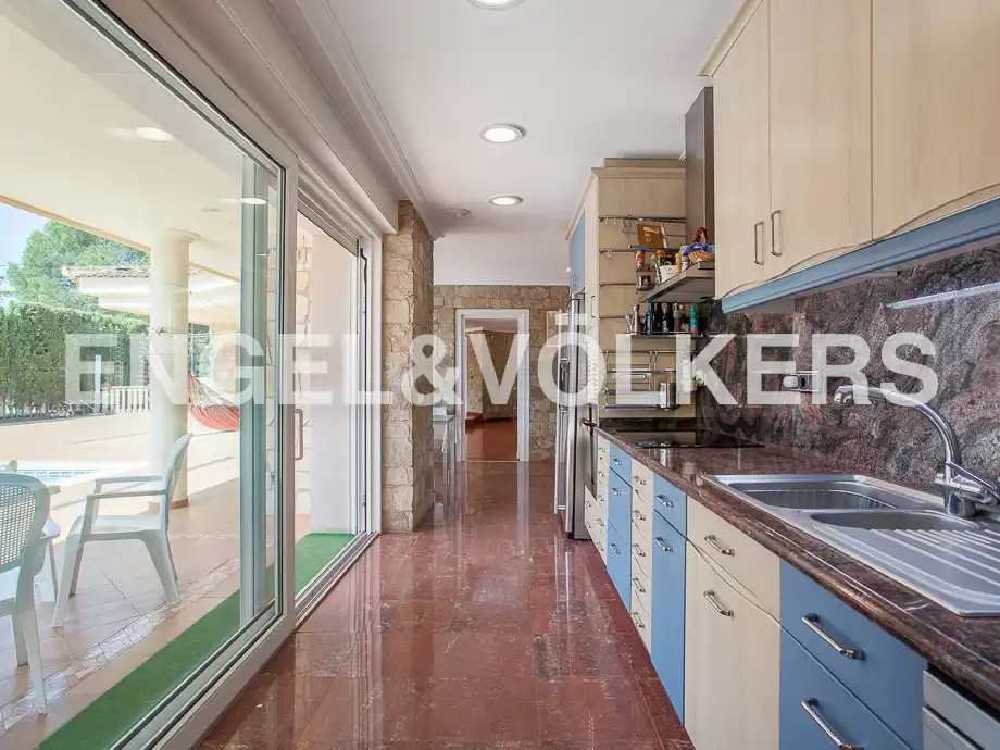 Cocina de Casa o chalet en venta en Serra con Calefacción, Jardín privado y Trastero