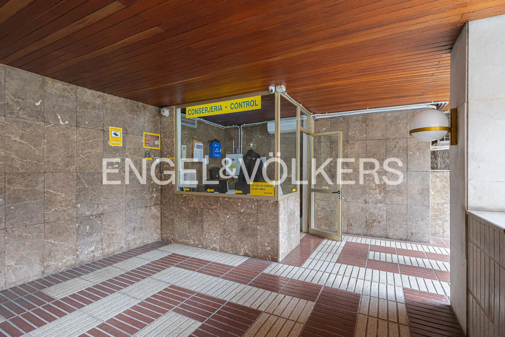 Flat for sale in Barcelona  with Air Conditioner, Heating and Private garden