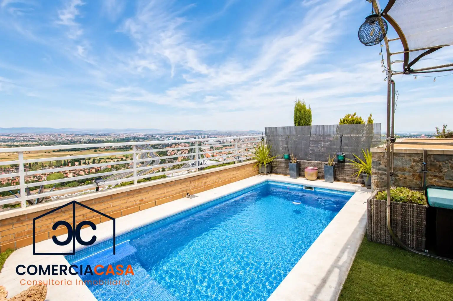 Piscina de Casa adosada en venda en Granada amb Aire condicionat, Calefacció i Terrassa
