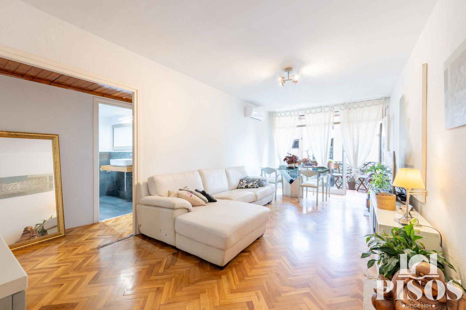 Sala d'estar de Pis en venda en Sant Cugat del Vallès amb Aire condicionat, Calefacció i Parquet