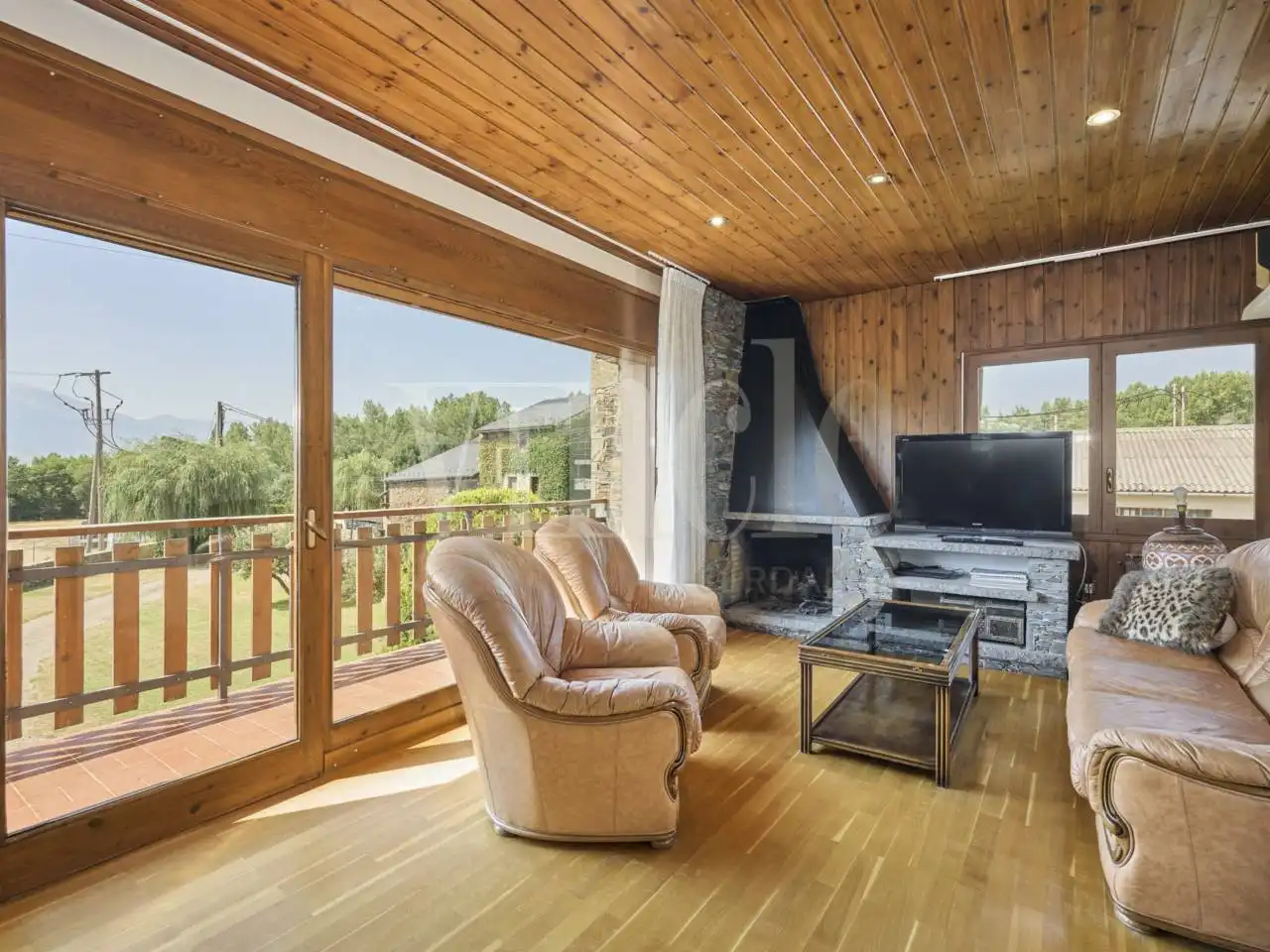 Sala d'estar de Casa o xalet en venda en Puigcerdà amb Calefacció, Jardí privat i Parquet