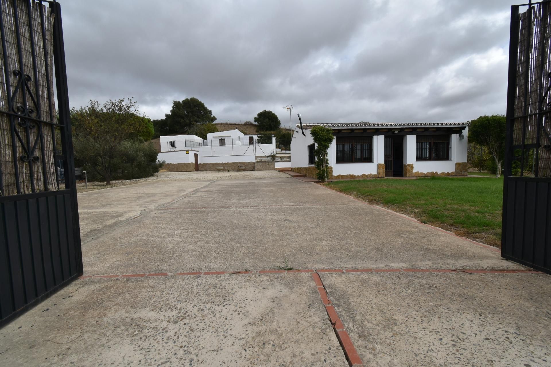 Exterior view of House or chalet for sale in Medina Sidonia  with Heating, Private garden and Storage room