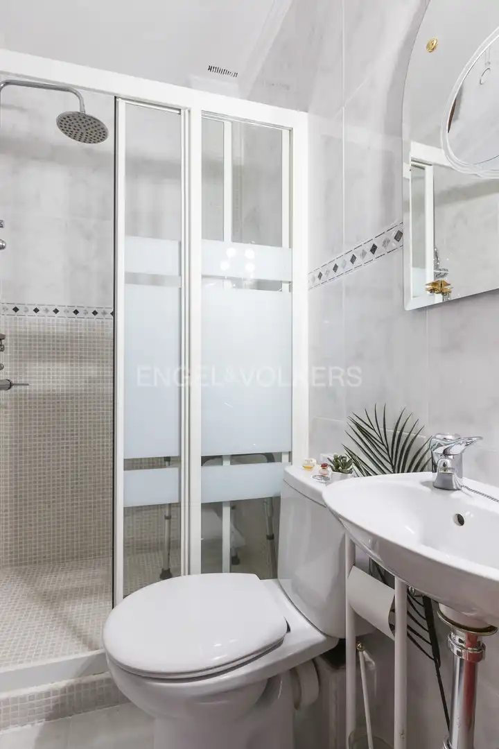 Baño de Piso en venta en Madrid con Calefacción, Parquet y Terraza
