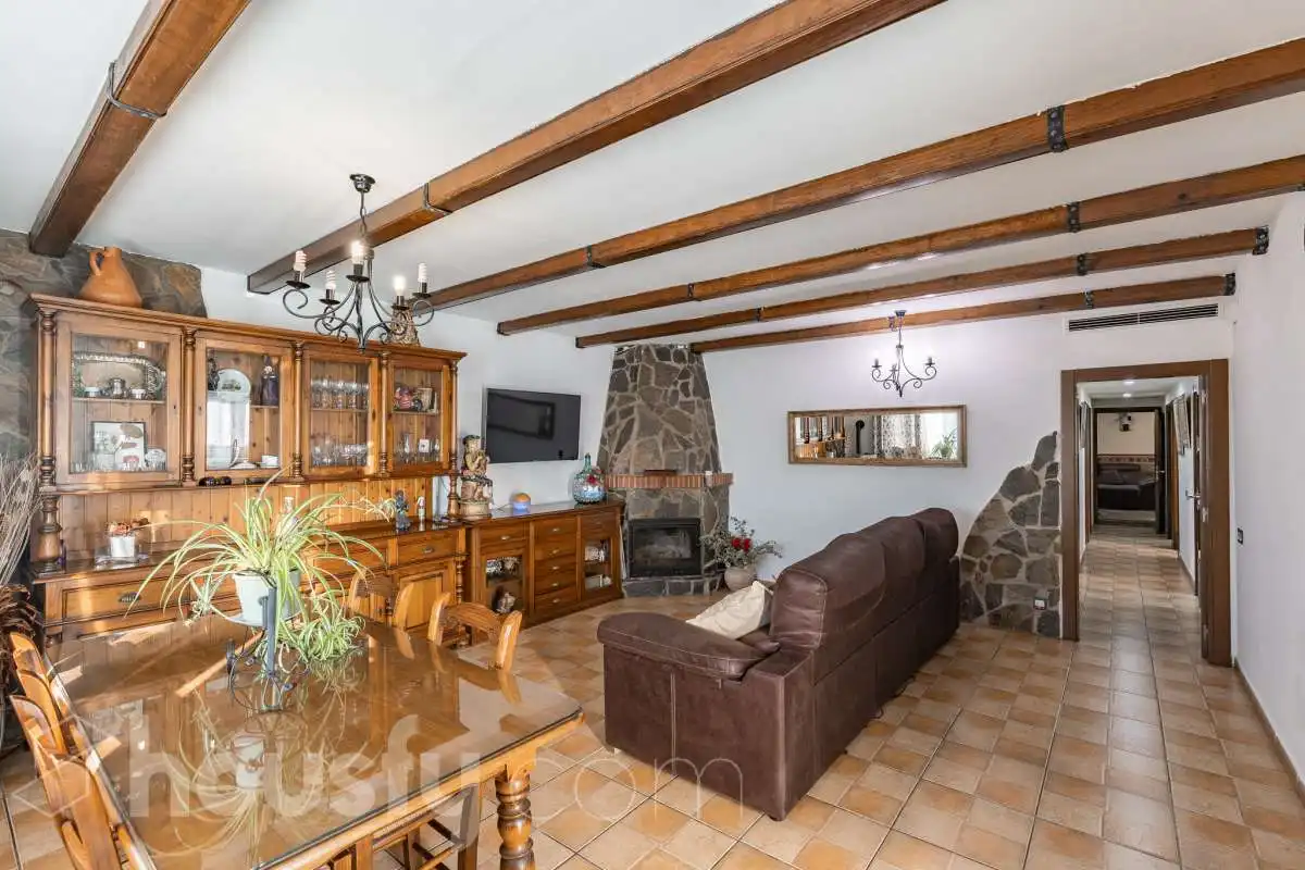 Sala d'estar de Casa o xalet en venda en Abrera, Barcelona