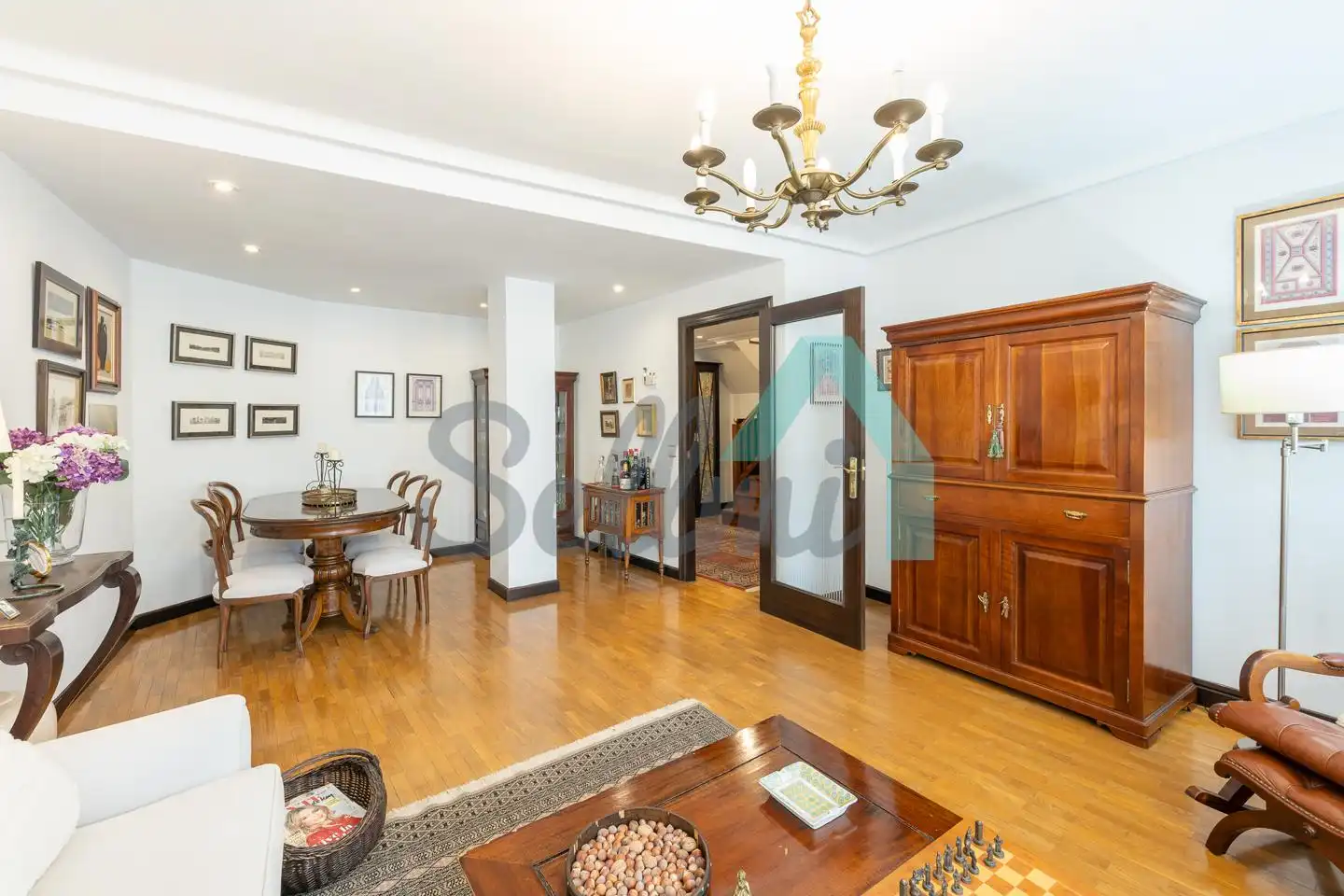 Sala d'estar de Dúplex en venda en Oviedo  amb Calefacció, Parquet i Terrassa