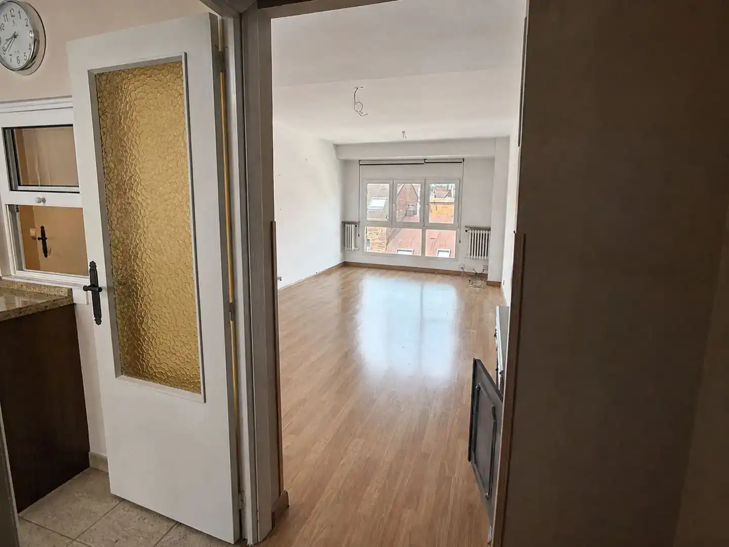 Sala d'estar de Pis en venda en Oviedo  amb Terrassa i Balcó