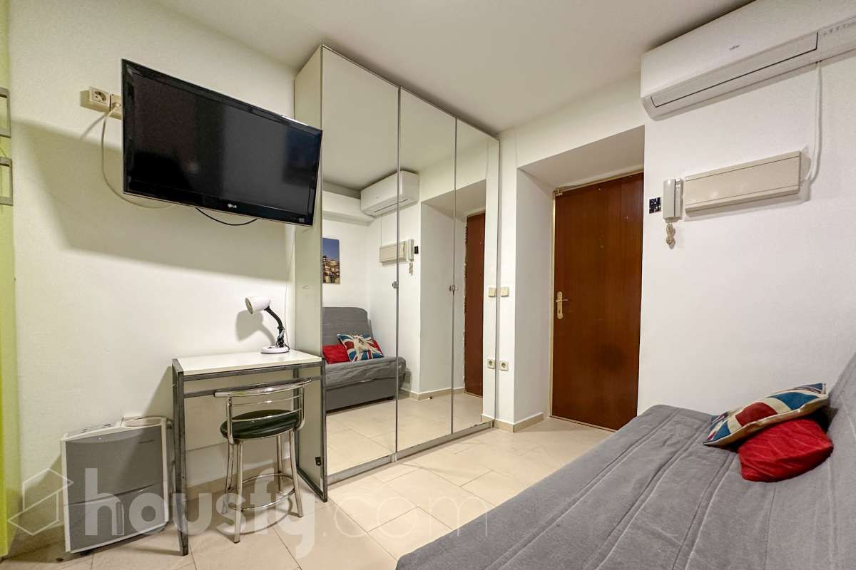 Habitación de Local en venta en  Madrid Capital con Aire acondicionado y Amueblado