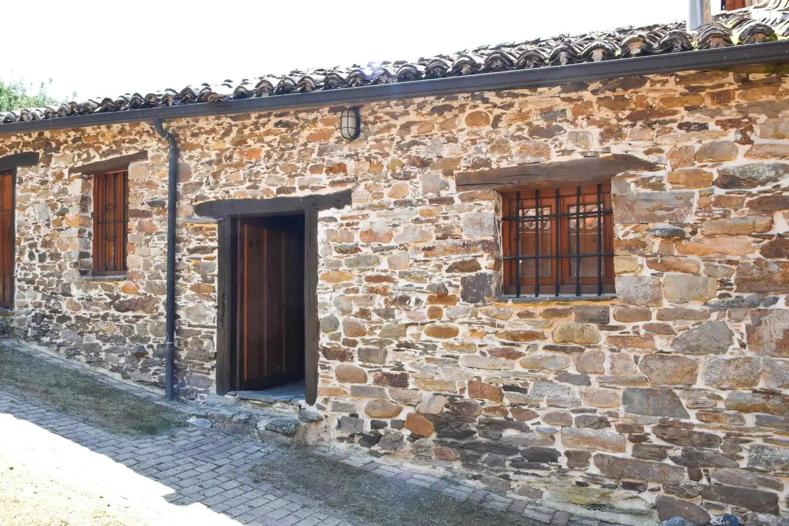 Vista exterior de Finca rústica en venda en Riello amb Calefacció