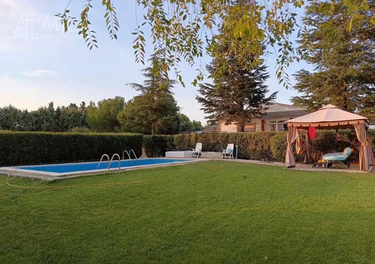 Detached house with pool for sale in Calzada de Valdunciel, imagen 3