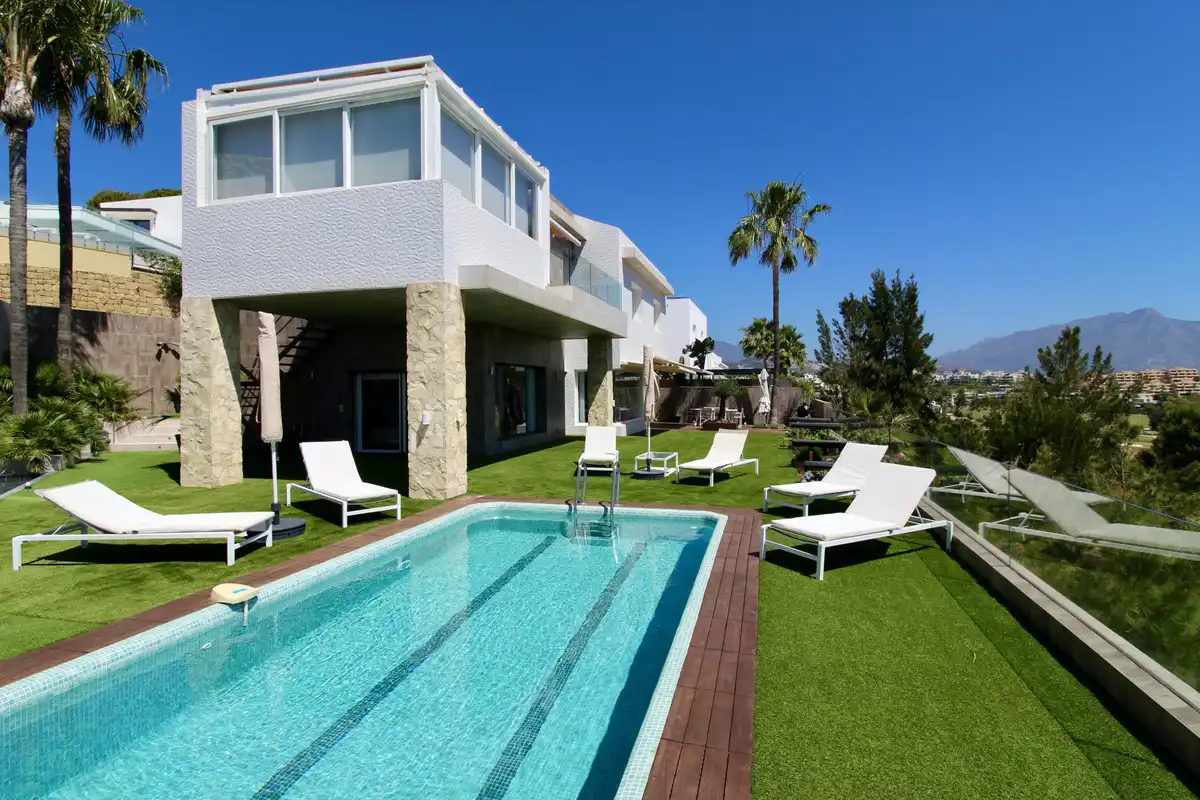 Villa mit Pool zum Verkauf in Calle Benahavis