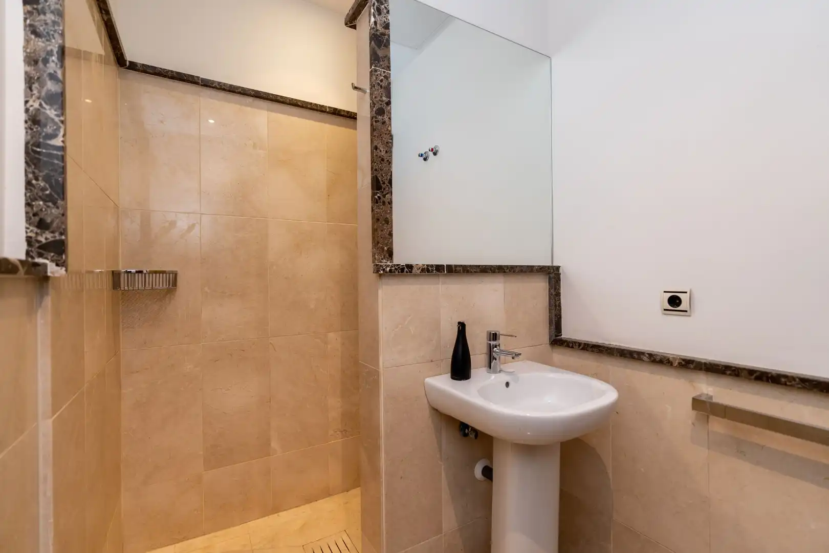Chalet con terraza en venta en Calle Hinaharros 30, imagen 52