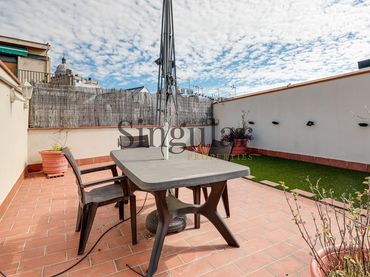 Penthouse with balcony for sale in Carrer Tallers