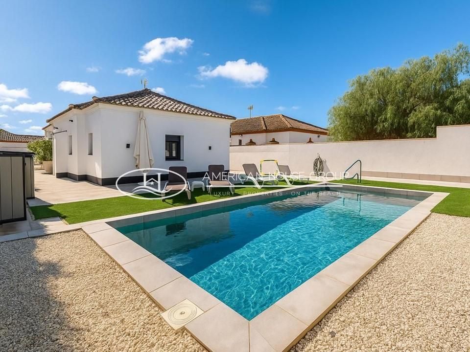 Exterior view of House or chalet for sale in Chiclana de la Frontera  with Air Conditioner, Heating and Private garden