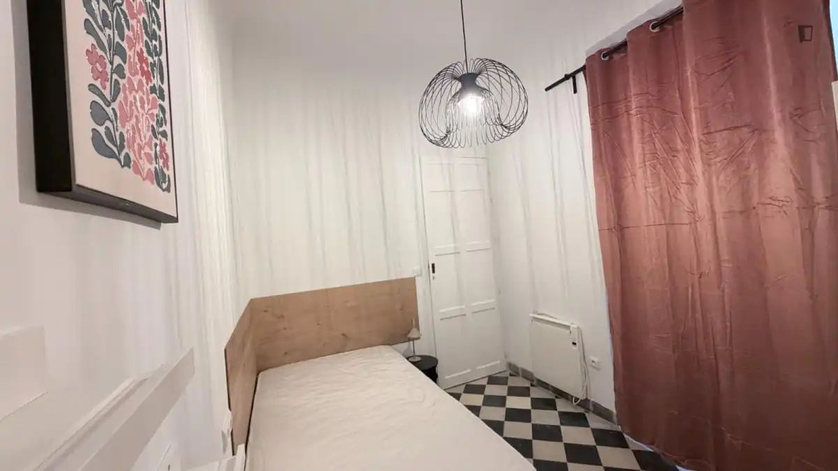 Dormitori de Apartament per a compartir en Granada amb Moblat, Forn i Microones