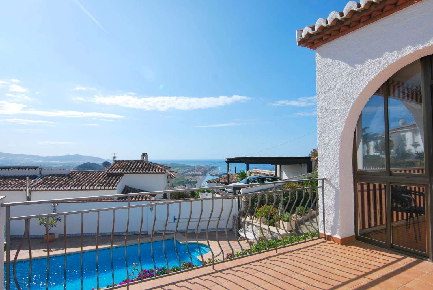 Vista exterior de Casa o xalet en venda en Salobreña amb Terrassa, Traster i Piscina
