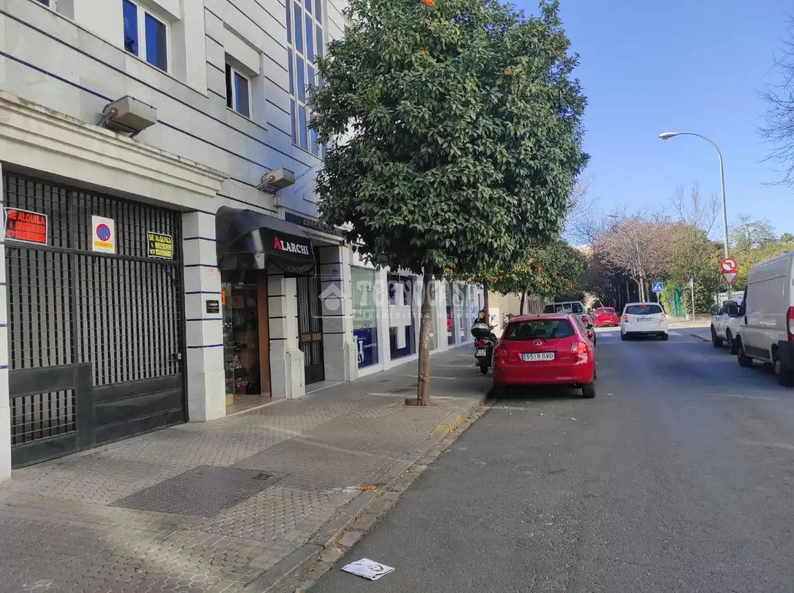 Vista exterior de Garatge en venda en Sevilla