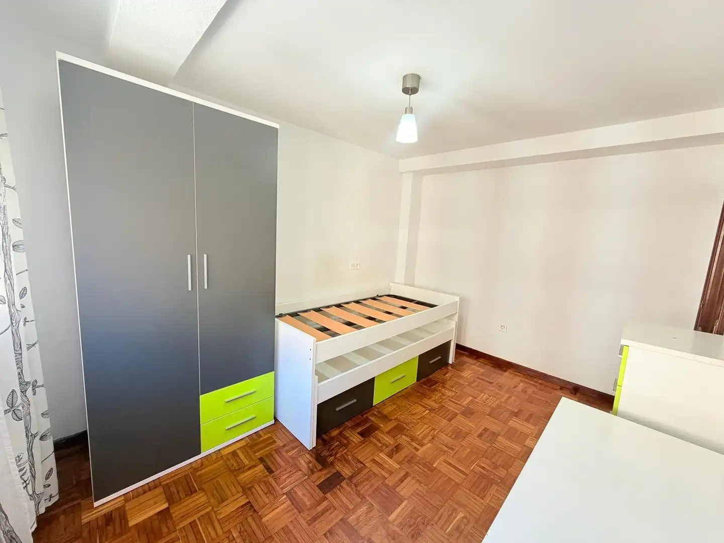 Bedroom of Flat for sale in Oviedo   with Balcony