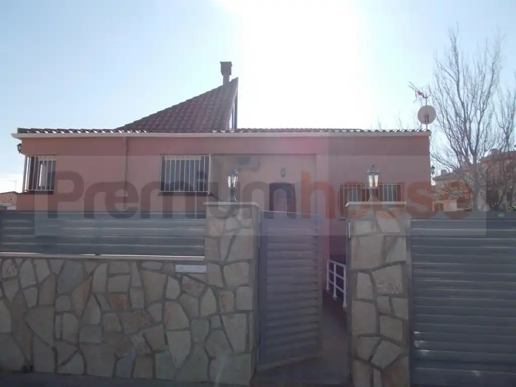Vista exterior de Casa o xalet en venda en Vandellòs i l'Hospitalet de l'Infant amb Aire condicionat, Terrassa i Piscina