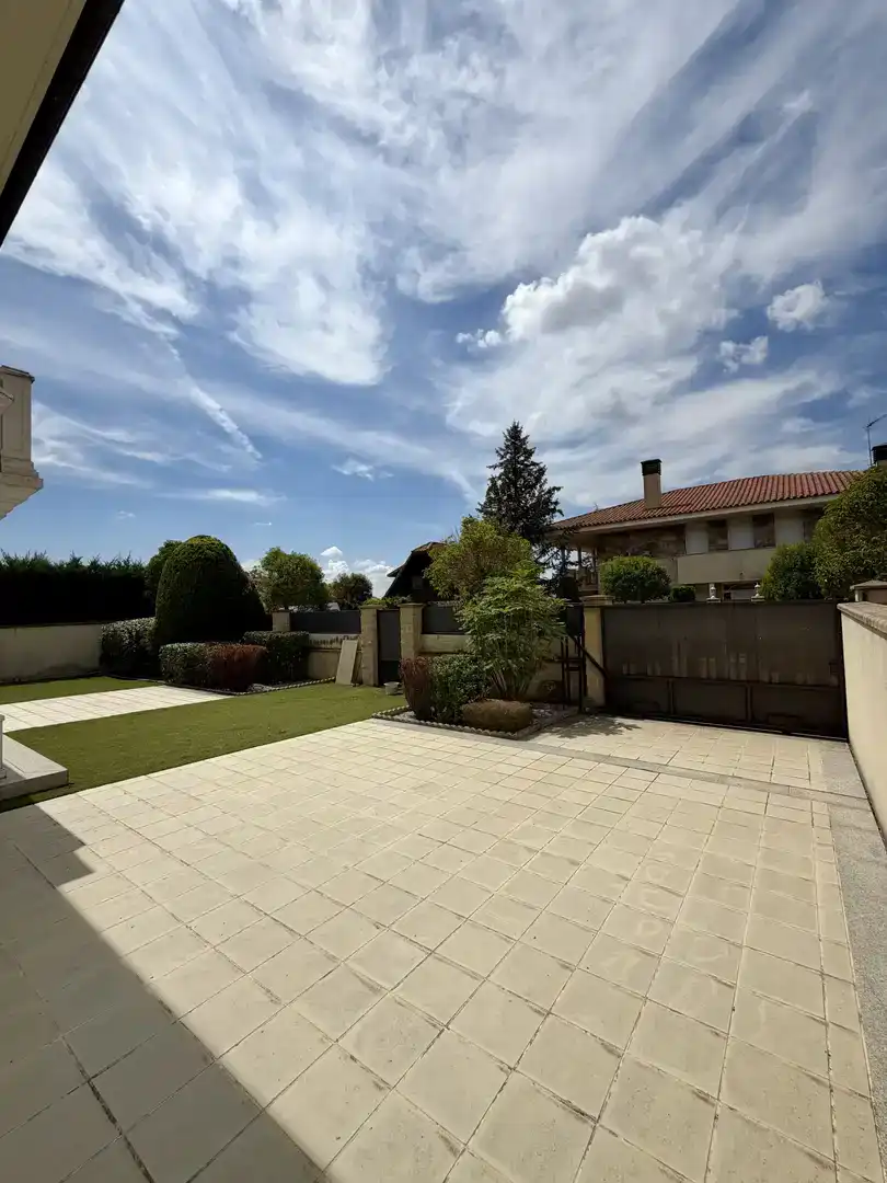 Terrassa de Casa o xalet en venda en Garray amb Jardí privat, Parquet i Piscina