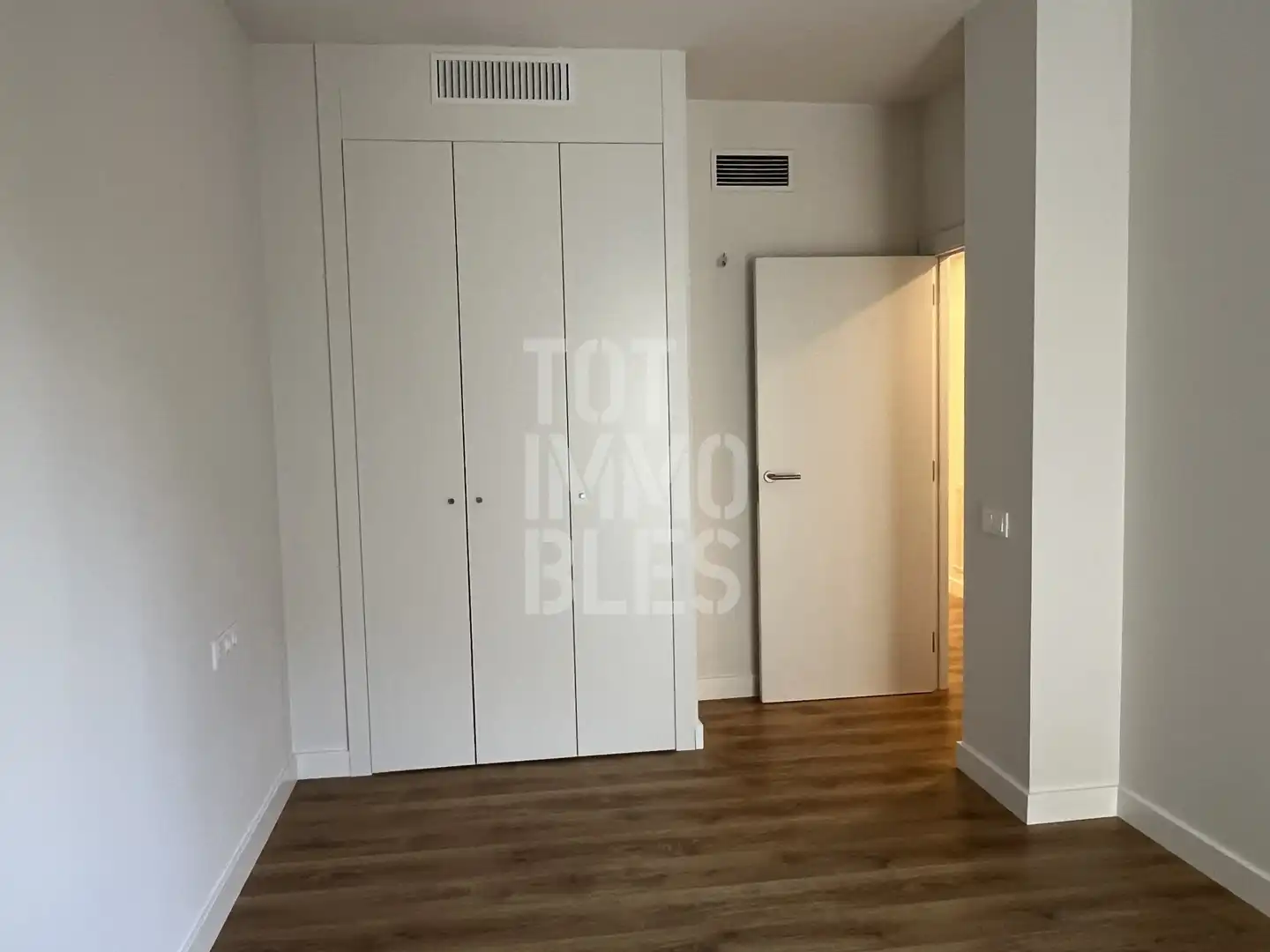 Schlafzimmer von Wohnung zur Miete in Girona mit Klimaanlage, Heizung und Schwimmbad