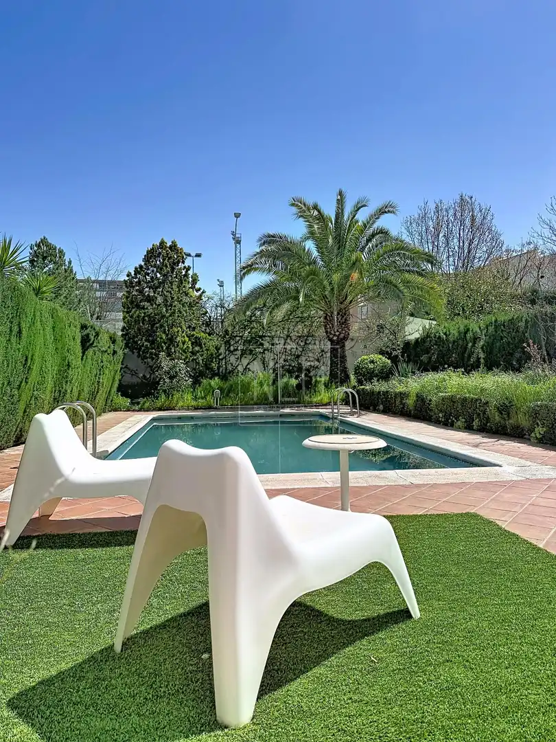 Schwimmbecken von Einfamilien-Reihenhaus zum Verkauf in Granada mit Klimaanlage, Privatgarten und Terrasse