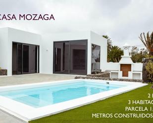 Vista exterior de Casa o xalet en venda en San Bartolomé amb Jardí privat, Terrassa i Traster