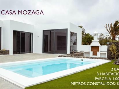 Vista exterior de Casa o xalet en venda en San Bartolomé amb Jardí privat, Terrassa i Traster