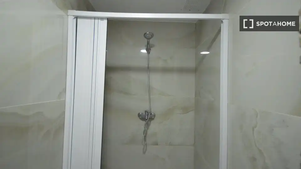 Bathroom of Flat for rent in Valencia  with Air Conditioner, Heating and Furnished