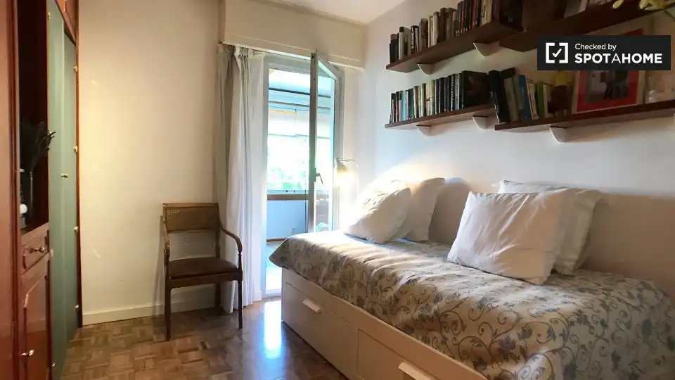 Bedroom of Flat for share in Madrid  with Air Conditioner, Terrace and Furnished