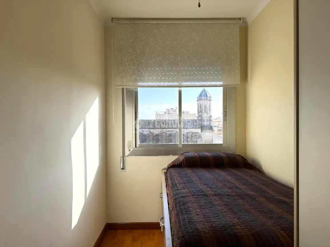 Schlafzimmer von Dachboden zum Verkauf in Vilanova i la Geltrú mit Parkett, Terrasse und Möbliert