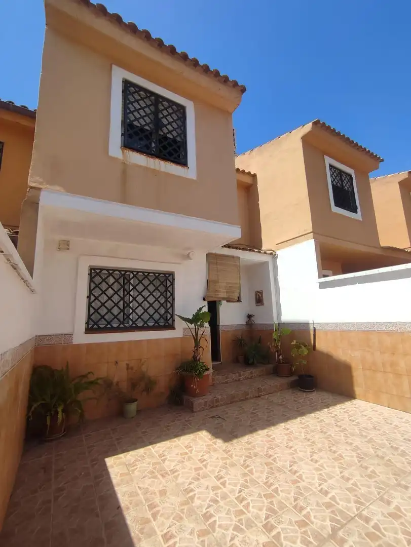 Vista exterior de Casa adosada en venta en Algeciras con Jardín privado y Piscina comunitaria