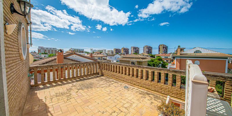 Vista exterior de Casa o xalet en venda en Punta Umbría amb Aire condicionat, Jardí privat i Terrassa