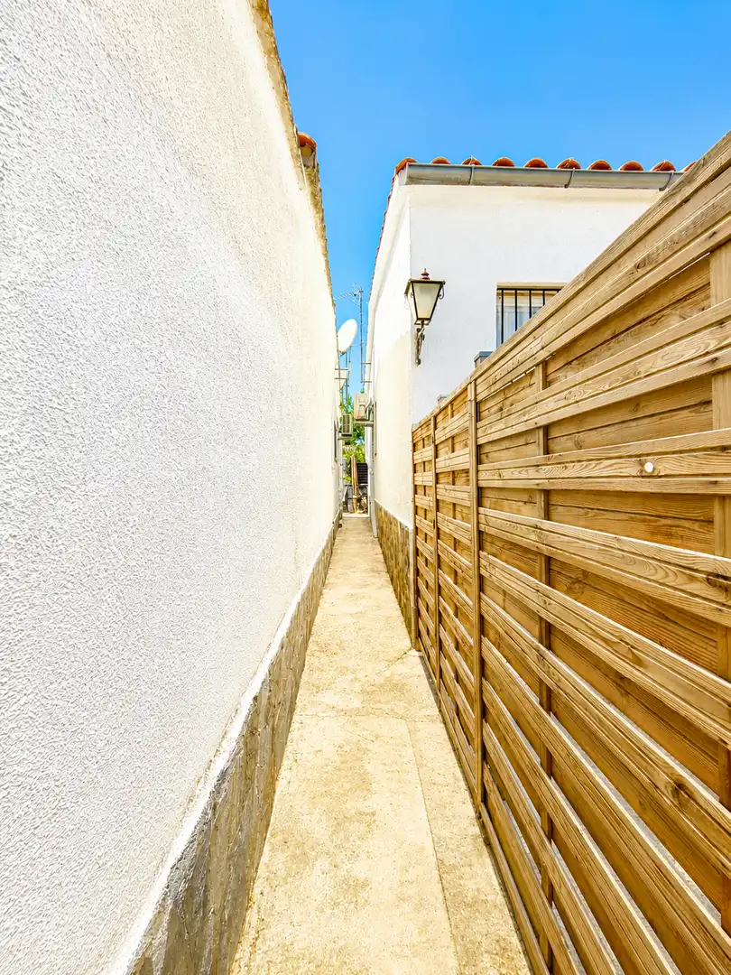 Vista exterior de Casa o xalet en venda en Roses amb Aire condicionat, Calefacció i Jardí privat